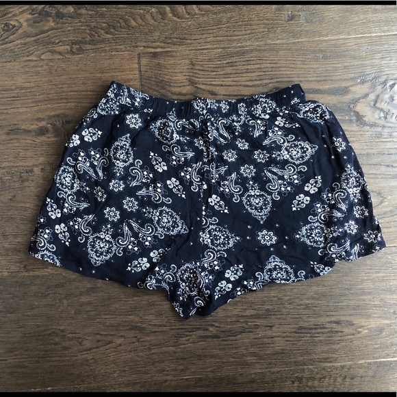 Lot of 2 Hollister Petal Shorts - Picture 3 of 8